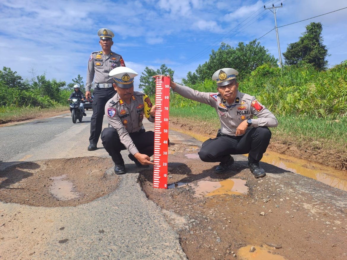 Lubang Jalan di KM 36 Trans Kalimantan Telan Nyawa, Polisi Lakukan Penanganan Darurat