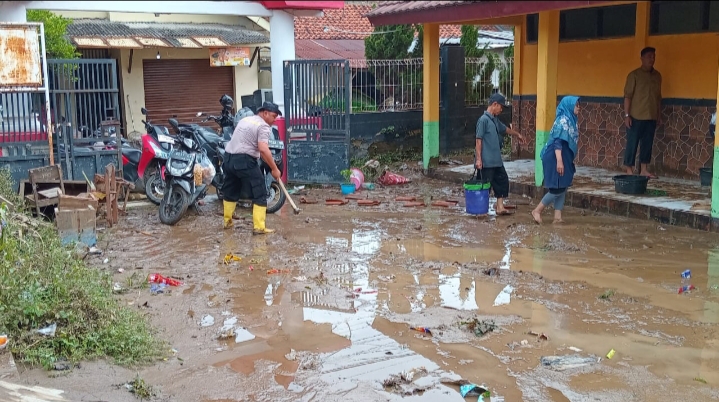 Pasca Banjir, Kapolsek Weru Polresta Cirebon Gelar Bakti Sosial di SDN 1 Setu Wetan