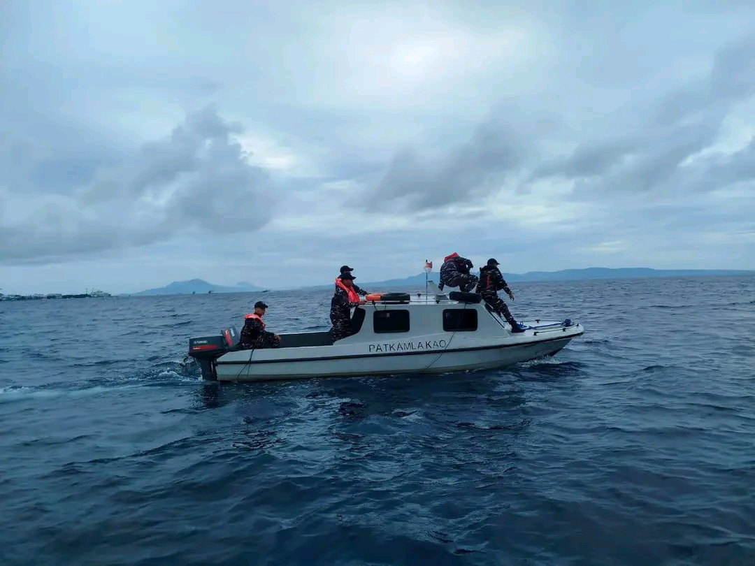 TNI AL Laksanakan SAR Terhadap Jurnalis yang Hilang di Laut.  Ternate Maluku Utara