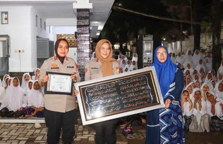Kapolresta Cirebon Bersama Dirtipid PPA – PPO Bareskrim Polri Gelar ceramah Kamtibmas dan Sosialisasi hukum di Pondok Pesantren Kempek Aisyah