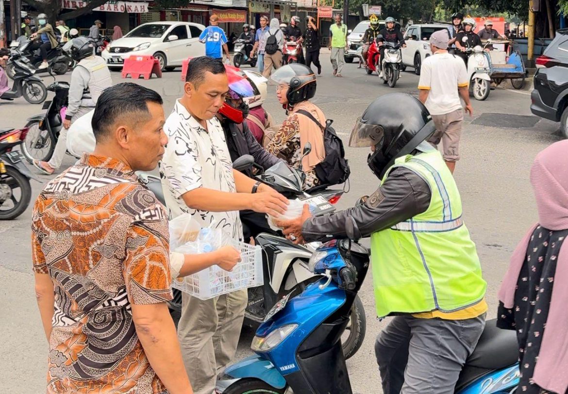 Polresta Cirebon Gelar Patroli Ngabuburit Sambil Berbagi Kepada Sesama