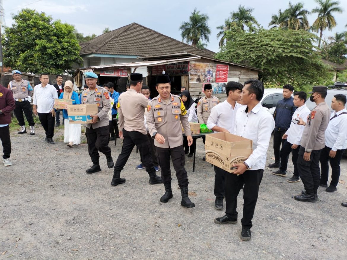 Polres Ogan Ilir Bersama Mahasiswa Gelar Baksos dan Pembagian Takjil di Bulan Ramadhan