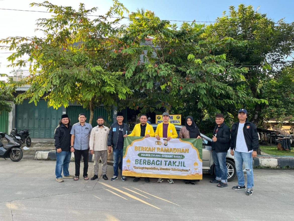 Sat Intelkam Polres Tulang Bawang Barat Peduli Ramadan 1446 H, Berbagi Takjil Kepada Masyarakat Pengguna Jalan