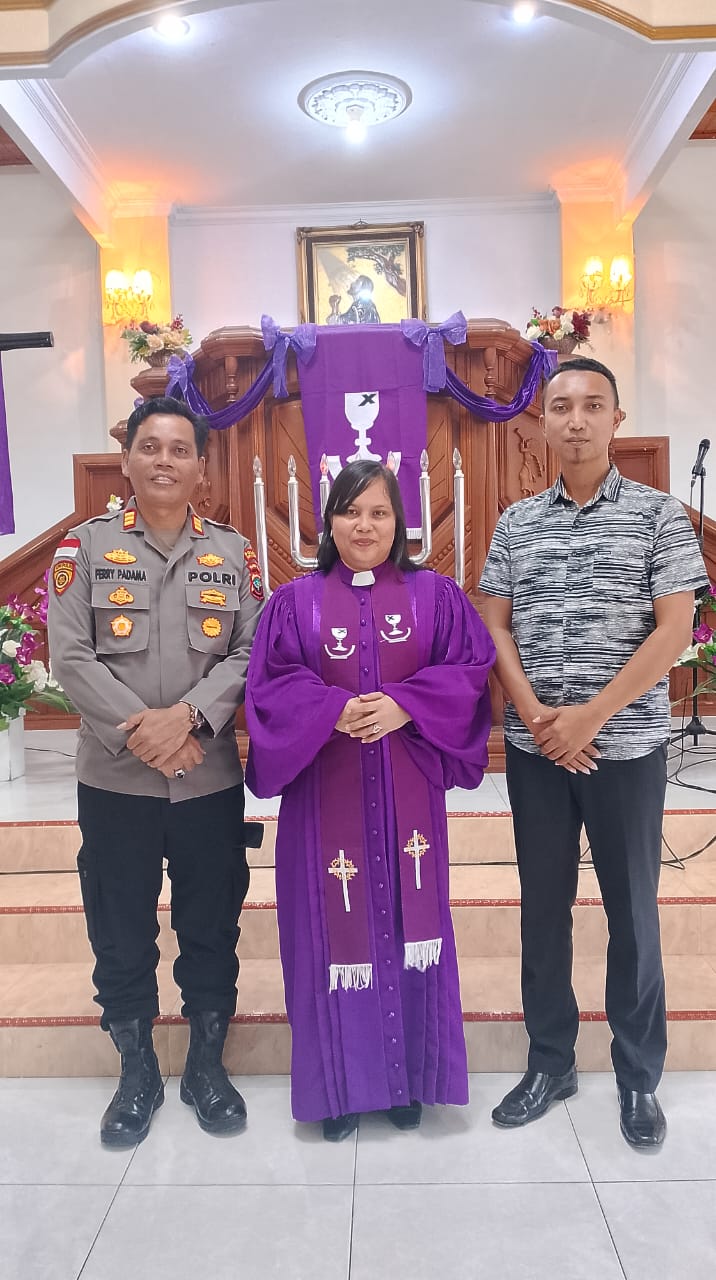 Kapolsek Maesa AKP. Ferry Padama, S.H. Membawakan Sambutan, Dan Nyanyian Puji Pujian. Bitung ,Sulut.  ‎