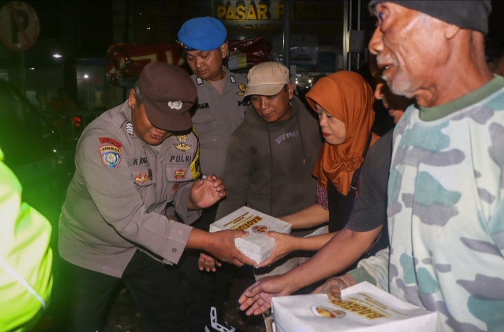 Polresta Cirebon Gelar Patroli Sahur Bangunkan Masyarakat Hingga Berbagi Makanan Sahur