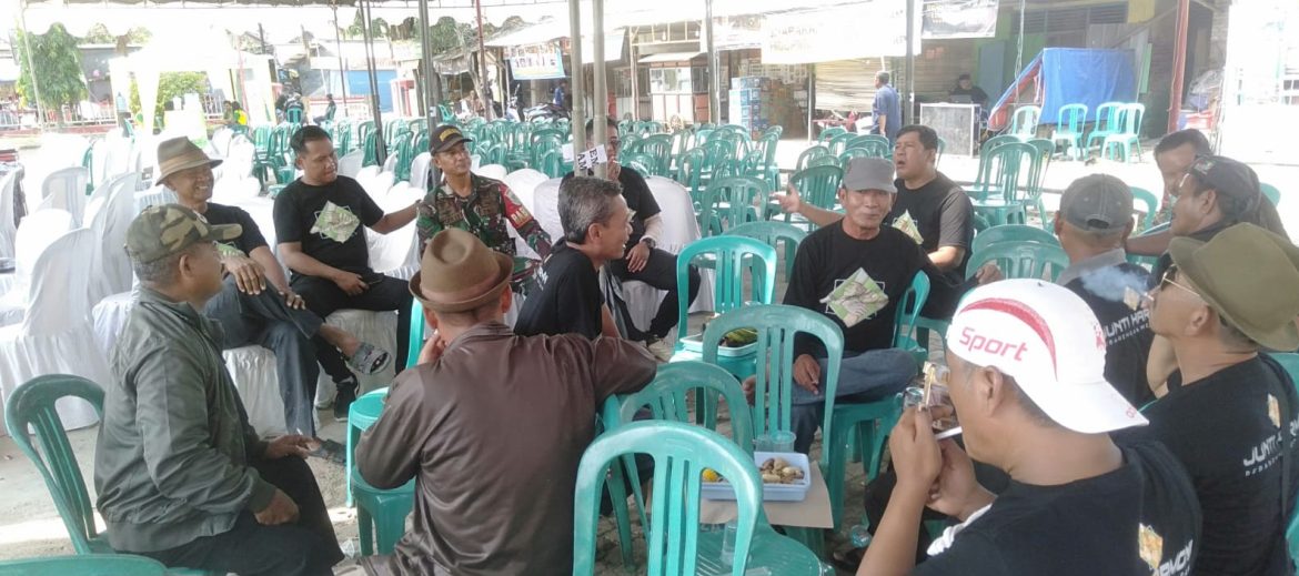 Babinsa Koramil 1609 Juntinyuat Indramayu Melakukan Komsos Bersama Warah Masyarakat Desa Juntikedokan 