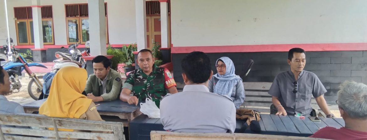 Babinsa Koramil 1603 Lohbener Indramayu Lakukan Komsos Bersama PPL Pertanian Dan Masyarakat Desa Cidempet 