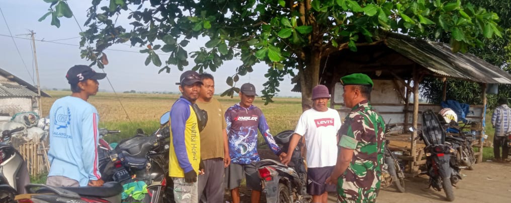 Babinsa Koramil 1605 Sukagumiwang Indramayu Lakukan Komsos Bersama Masyarakat Desa Kertasemaya Bahas Serapan Gabah 