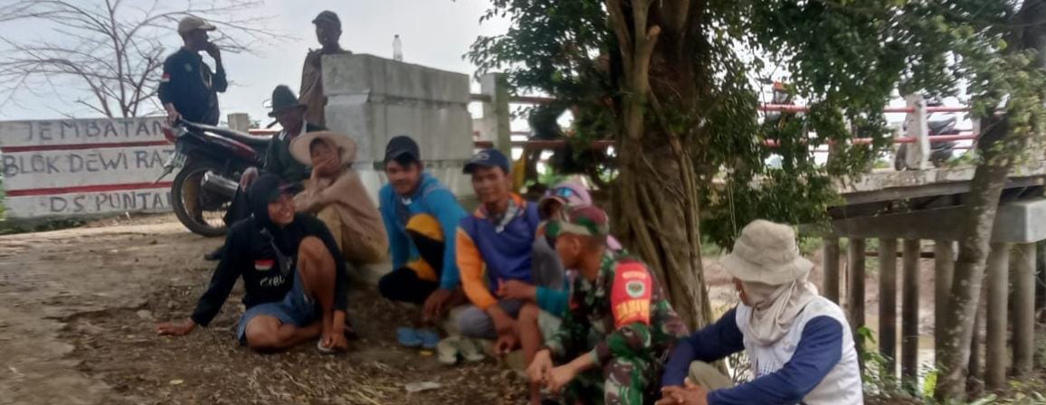 Babinsa Koramil 1611 Losarang Indramayu Melaksanakan Komsos Bersama Masyarakat Desa Cemara Kulon