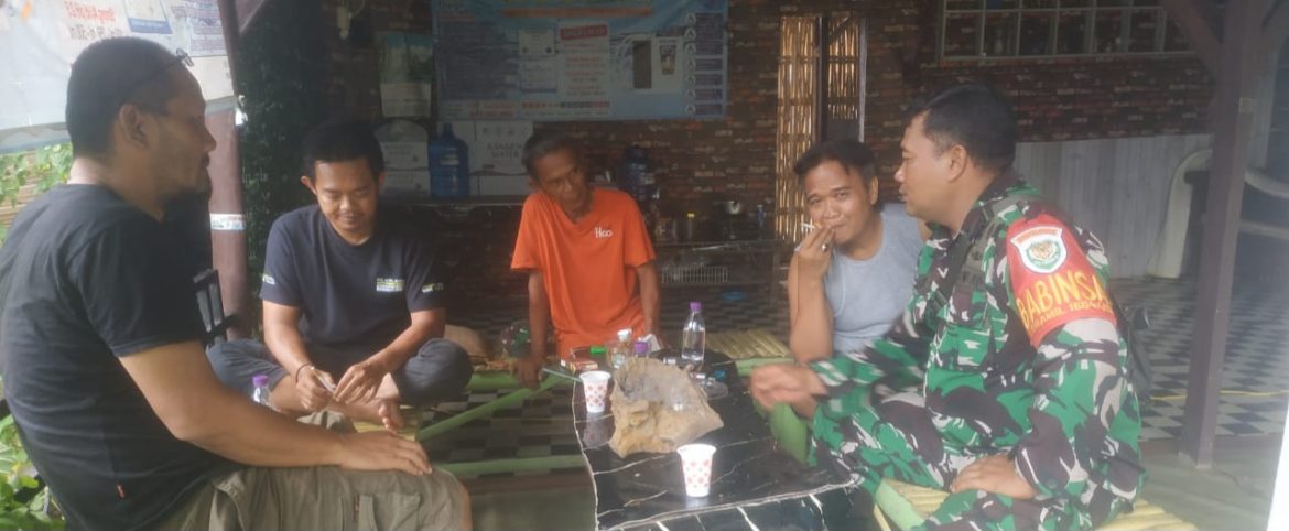 Komsos Babinsa Koramil 1604/Jatibarang Indramayu Bersama Masyarakat Desa Lobener Lor