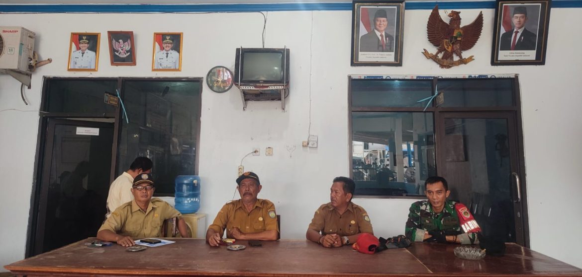 Babinsa Koramil 1603 Lohbener Indramayu Adakan Kegiatan Komsos di Balai Desa Sukasari 