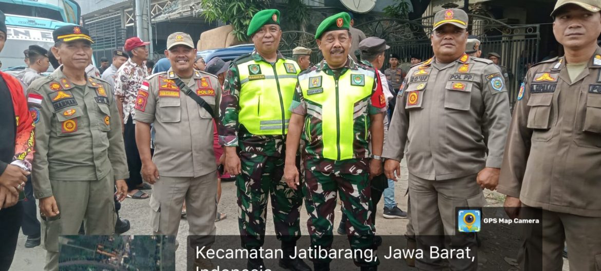 Babinsa koramil 1604 Jatibarang Indramayu Pengamanan Kegiatan Eksekusi Satu Bidang Tanah Bangunan Rumah SHM 1084 