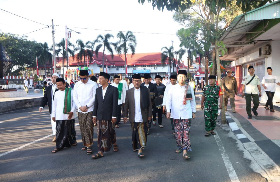 Forkopimda Kota Blitar Bersama Ulama Dan Masyarakat Sholat Idul Adha Di Masjid Agung Kota Blitar