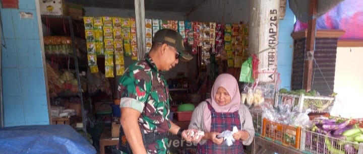 Monitoring Harga Kebutuhan Pokok di Wilayah Koramil 1608/Karangampel Indramayu Bersama Pemilik Toko Sembako 