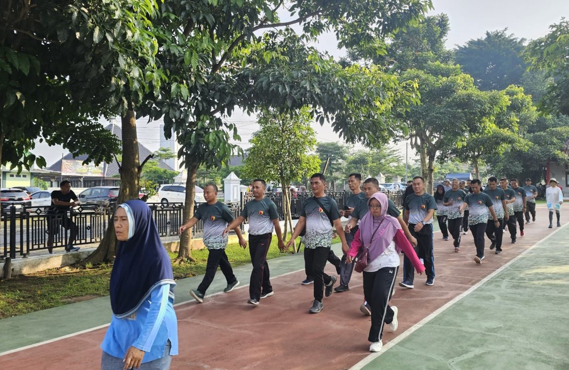 Upaya Menjaga Kebugaran Tubuh, Prajurit Dan ASN Kodim 0808/Blitar Laksanakan Olahraga Di Sport Center