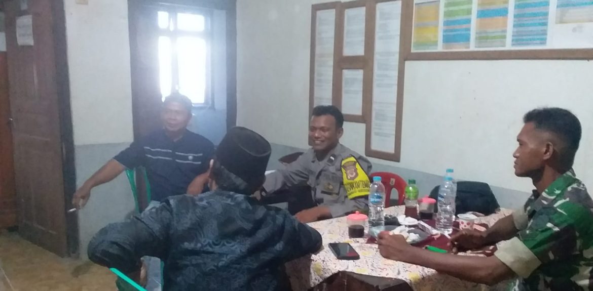 Babinsa Koramil 1605 Sukagumiwang Indramayu Lakukan Komsos Bersama Masyarakat Desa Larangan Jambe 