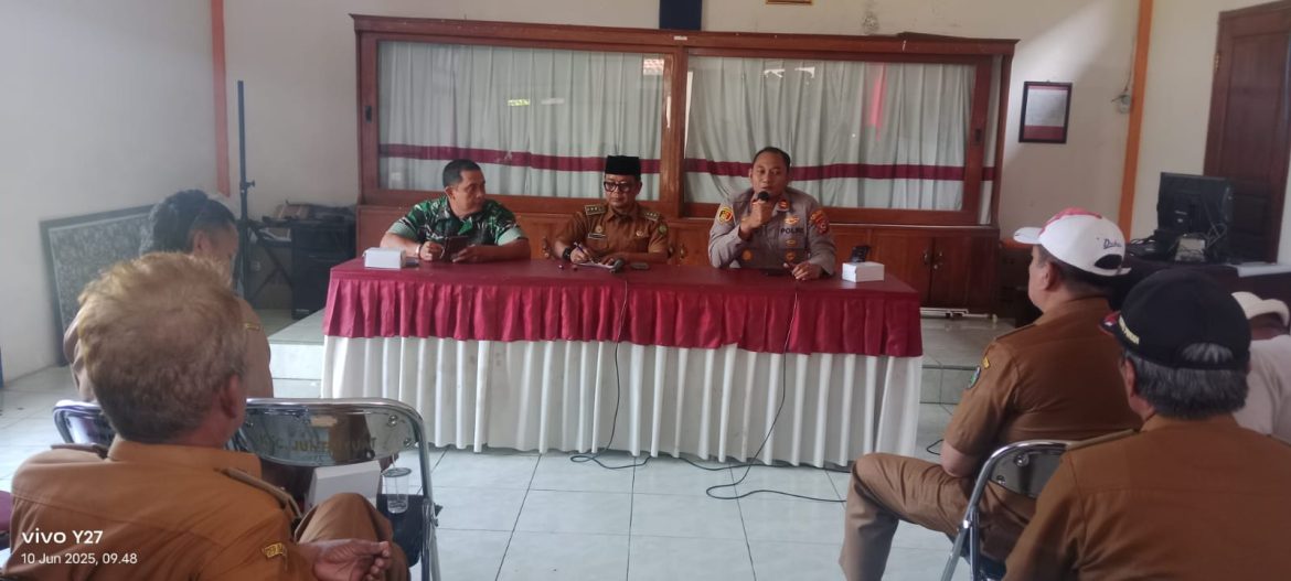Koramil 1609 Juntinyuat Indramayu Bersama Forkopimcam Melakukan Rakoord Terkait Kamtibmas dan Jam Malam Pelajar