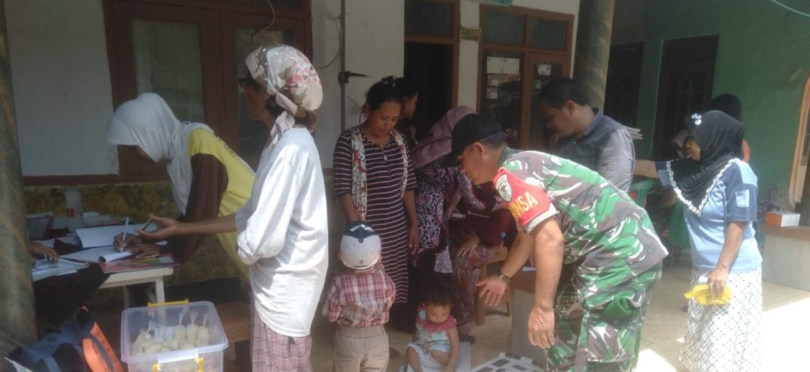 TNI Peduli Kesehatan Masyarakat, Babinsa Koramil 1603 Lohbener Indramayu Melakukan Pendampingan Posyandu 