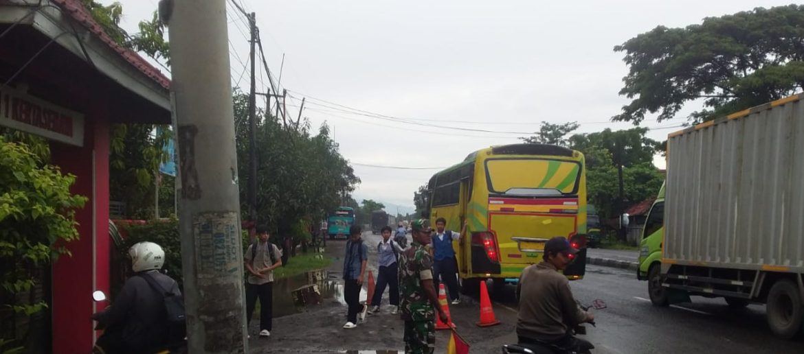Cegah Lakalantas, Babinsa Koramil 1605 Sukagumiwang Indramayu Melakukan Kegiatan Menyebrangkan Anak Sekolah