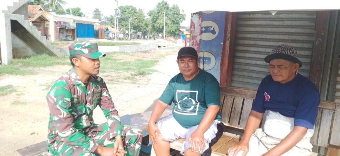 Kegiatan Komsos Oleh Babinsa Koramil 1603 Lohbener Indramayu Bersama Warga Desa Pamayahan Bahas Kondusifitas 