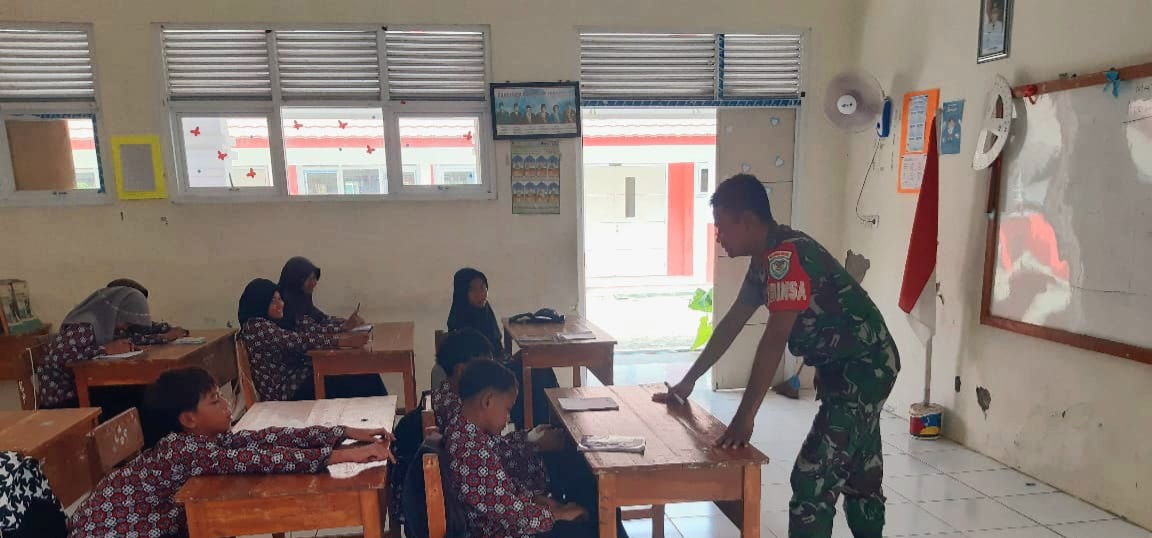 Babinsa Koramil 1602 Sindang Indramayu Melakukan Bintahwil Kepada Siswa SDN Cemara Cantigi 