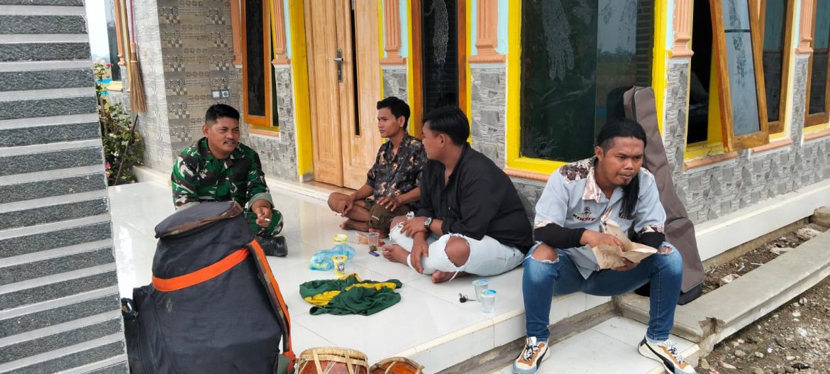 Serka Casmana Anggota Koramil 1603 Lohbener Indramayu Komsos Dengan Masyarakat Desa Kiajaran Wetan 