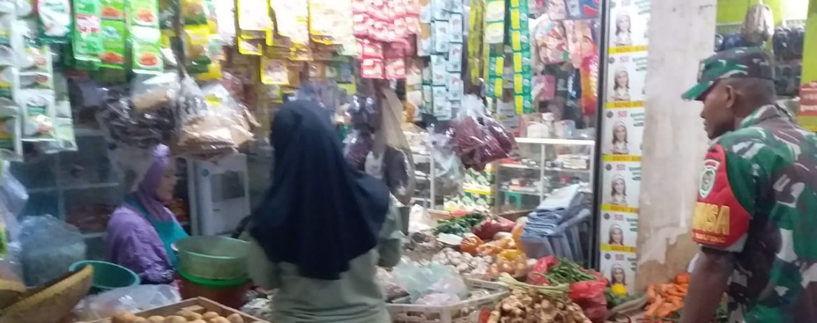 Cegah Lonjakan Harga, Babinsa Koramil 1605 Sukagumiwang Indramayu Melakukan Pengecekan Bahan Pokok Rumah Tangga