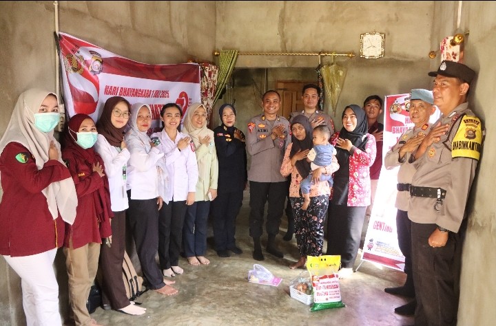 Sambut HUT Bhayangkara Ke 79, Polres Banyuasin Gelar Baksos