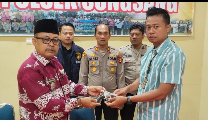 Kapolsek Sungsang Terima Serahan Senpi Rakitan Dari Camat Banyuasin II