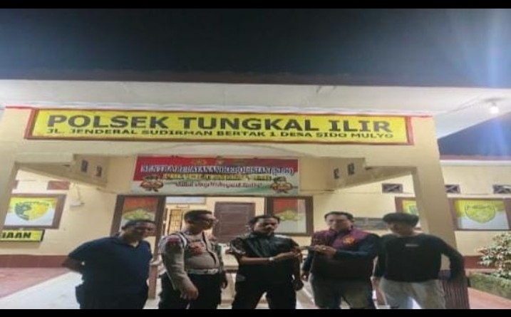 Kapolsek Tungkal Ilir Terima Penyerahan Senpi Berikut Amunisi Dari Kades Teluk Tenggulang