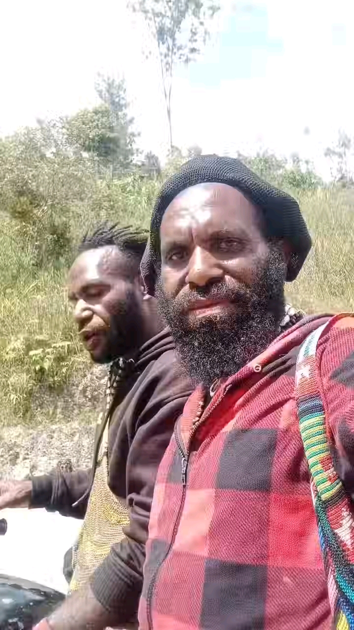 Prajurit TNI Lumpuhkan Tokoh OPM Enos Tipagau di Intan Jaya