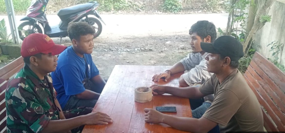 Babinsa Koramil 1608 karangampel Indramayu Komsos Bersama Warga Masyarakat Desa Dukuh Jeruk 