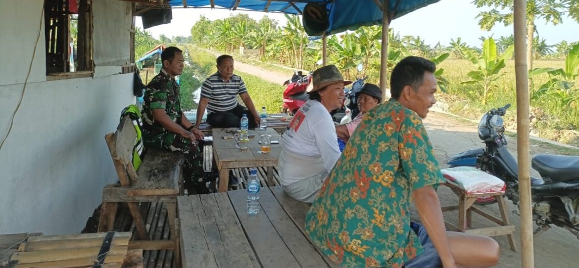 Komsos Babinsa Desa Manguntara Koramil 1605 Sukagumiwang Indramayu Bersama Masyarakat 