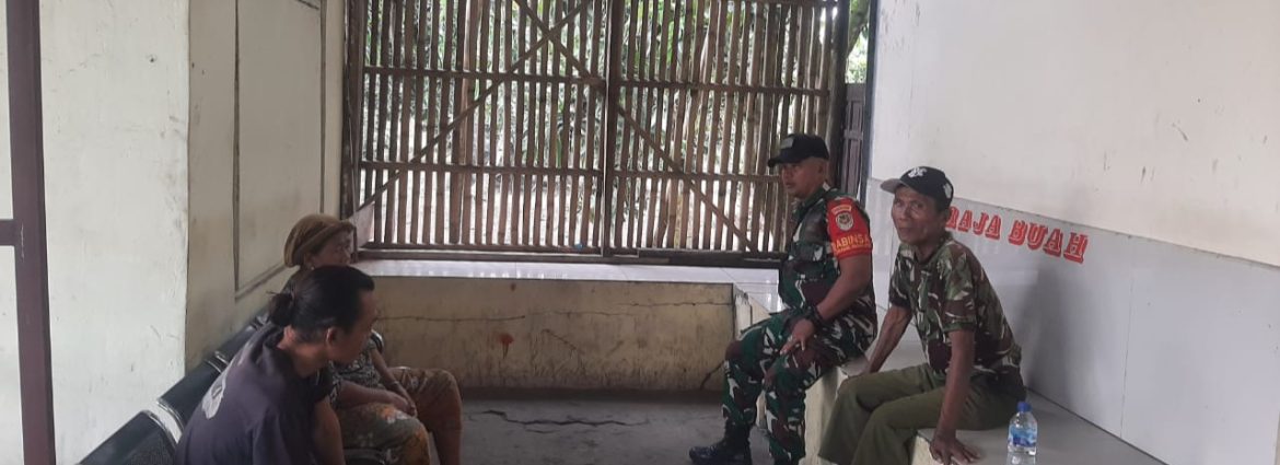 Serda Rosid Anggota Koramil 1604/Jatibarang Indramayu Komsos Bersama Masyarakat Desa Krasak