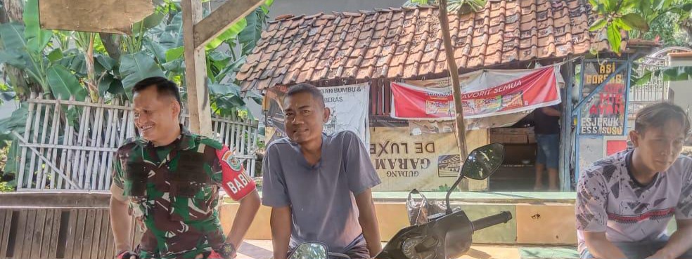 Komsos Anggota Koramil 1609/Juntinyuat Indramayu Bersama Masyarakat Bahas Kondusifitas 