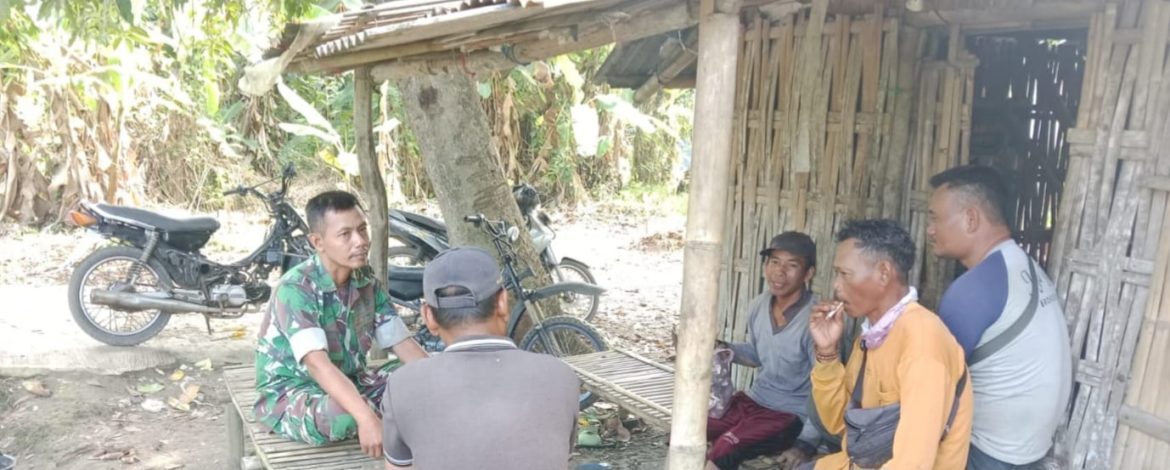 Babinsa Melaksanakan Komsos Pendampingan Bersama Para Kelompok Tani Desa Brondong
