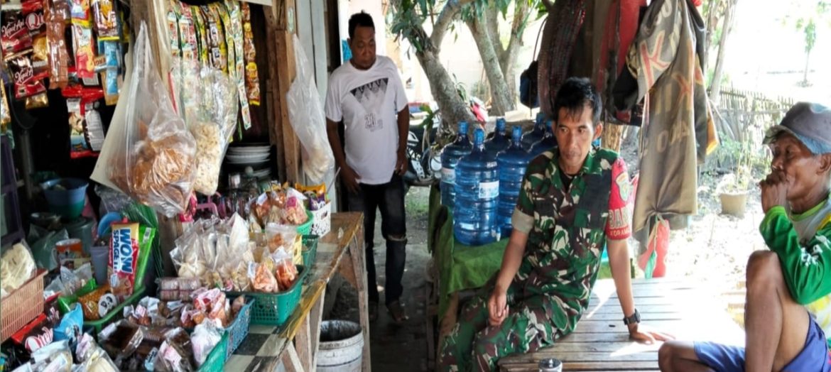 Babinsa Koramil 1609 Juntinyuat Indramayu Komsos Dengan Petani di Desa Juntikebon