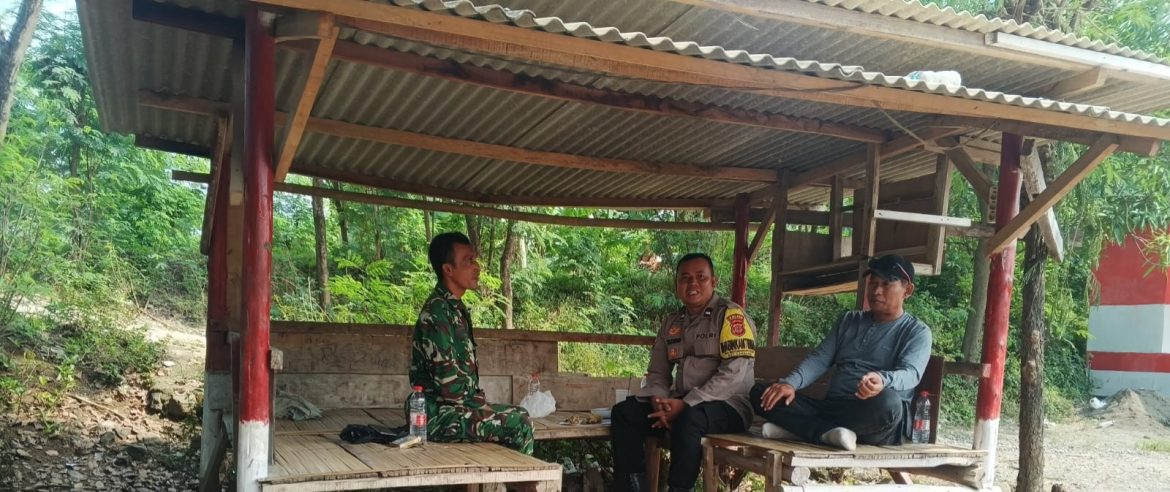 Babinsa Koramil 1602 Sindang Komsos Dengan Bhabinkamtibmas Dan Lurah Desa Panyindangan Kulon