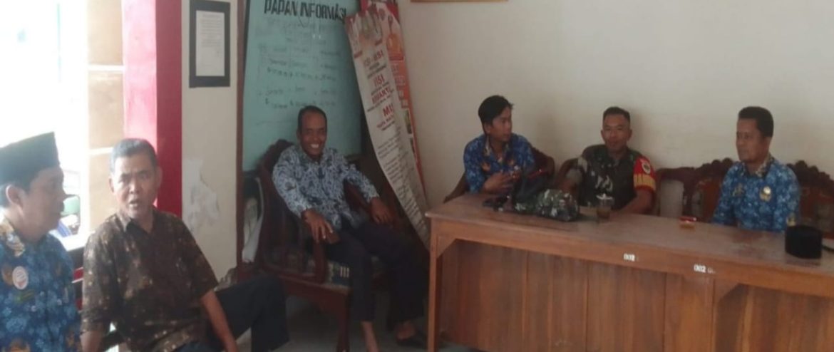 Komsos Babinsa Desa Cadangpinggan Koramil 1605 Sukagumiwang Bahas Kondusifitas Lingkungan 