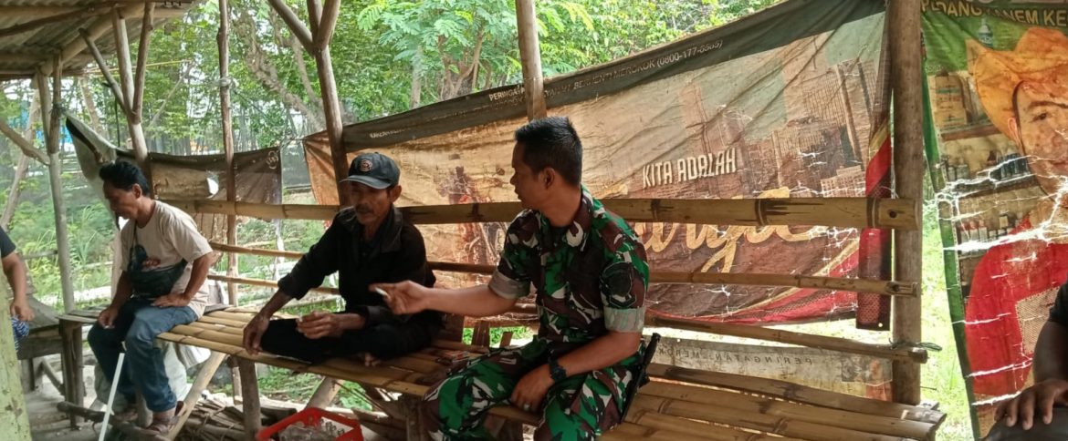 Babinsa Koramil 1608 Karangampel Indramayu Komsos Bersama Warga Desa Tanjung Sari Kecamatan Karangampel 