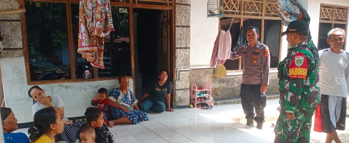 Tingkatkan Silaturahmi Dengan Masyarakat, Babinsa Desa Bondan Koramil 1605/Sukagumiwang Indramayu Melakukan Komsos 