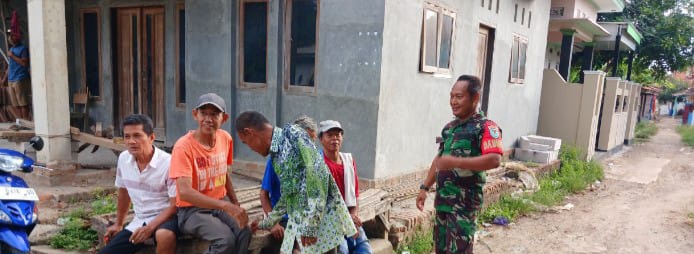 Babinsa Koramil 1603 Lohbener Indramayu Komsos Dengan Masyarakat Desa Tawangsari 