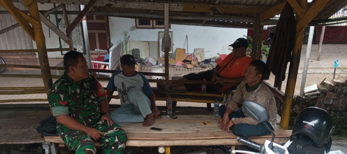 Komsos Dengan Masyarakat Desa Juntinyuat, Babinsa Koramil 1609 Juntinyuat Indramayu Bahas Kondusifitas Wilayah 