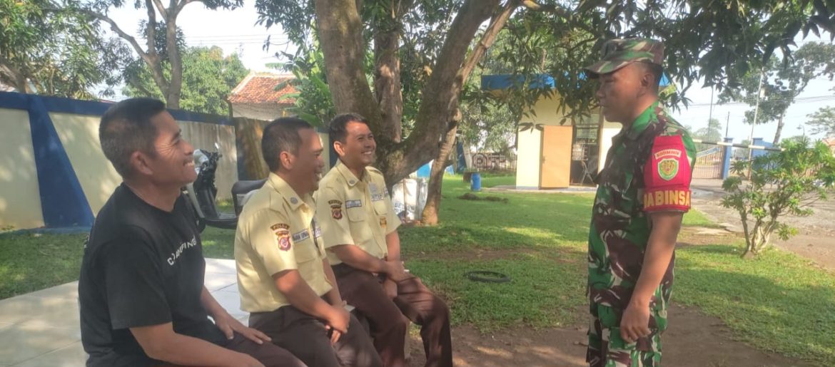Babinsa Koramil 1605 Sukagumiwang Indramayu Komsos Dengan Security Dan Masyarakat 