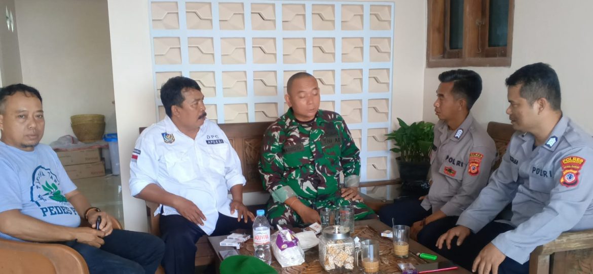 Babinsa koramil 1603 Lohbener Indramayu Komsos Dengan Bhabinkamtibmas Dan Pamongdesa Pranggong 