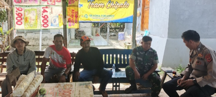 Babinsa Koramil 1602 Sindang Indramayu Komsos Dengan Tokoh Masyarakat Dan Bhabinkamtibmas Desa pasekan 