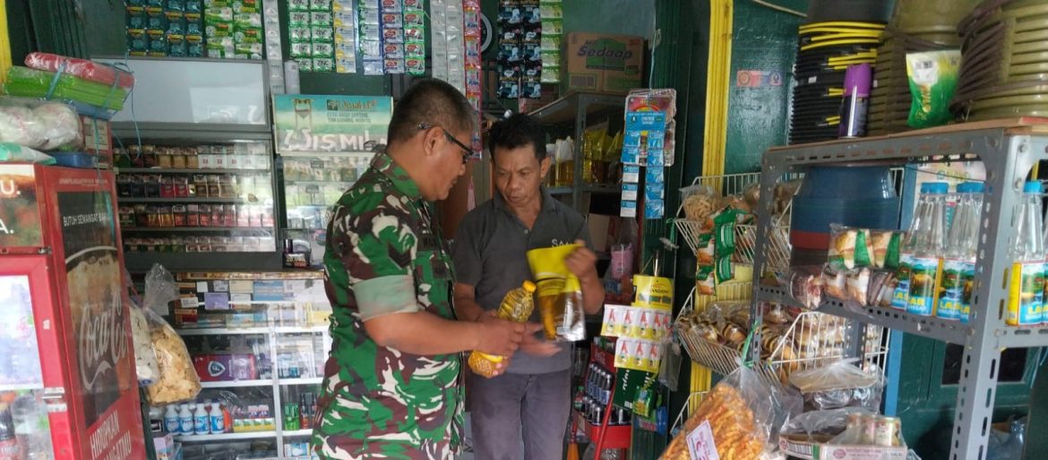 Babinsa Koramil 1609 Juntinyuat Indramayu Monitoring Harga Bahan Pokok Sembako Di Wilayah Binaan 