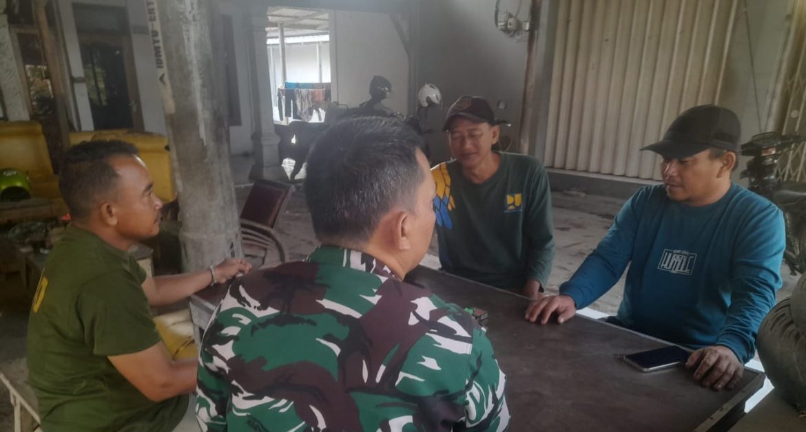 Serka Roni Anggota Koramil 1604/Jatibarang Indramayu Melakukan Komsos Bersama Tokoh Masyarakat Desa Jatibarang Baru 