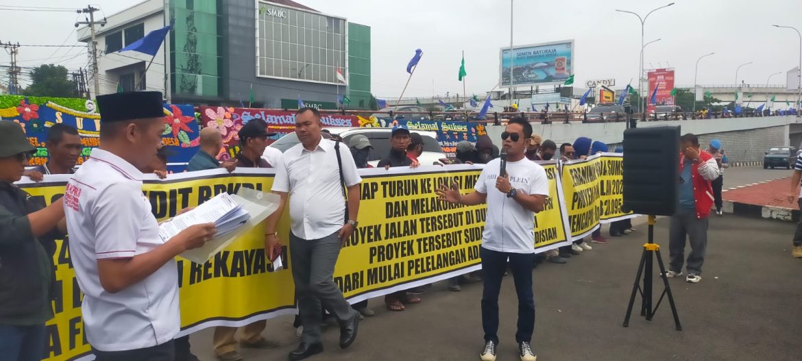 Puluhan Masa BPI KPNPA. RI Mendatangi Mapolda Sumsel Meminta Kapolda Untuk Melakukan Investigasi Dugaan Korupsi Pelaksanaan Jalan Nasional Provinsi Sumsel