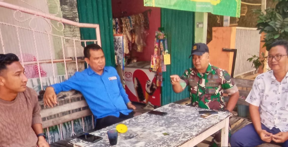 Serda Rosid Anggota Koramil 1604/Jatibarang Indramayu Komsos Bersama Masyarakat Desa Krasak 